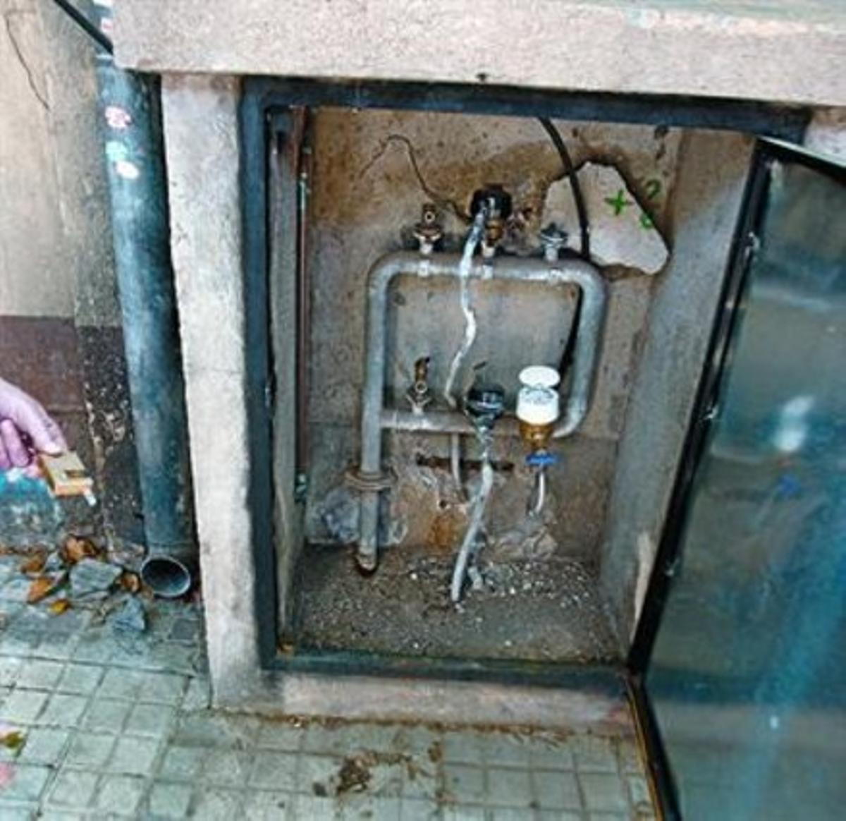 L’encarregat d’un bar mostra la nova porta d’un comptador. L’encarregat d’un bar mostra la nova porta d’un comptador.