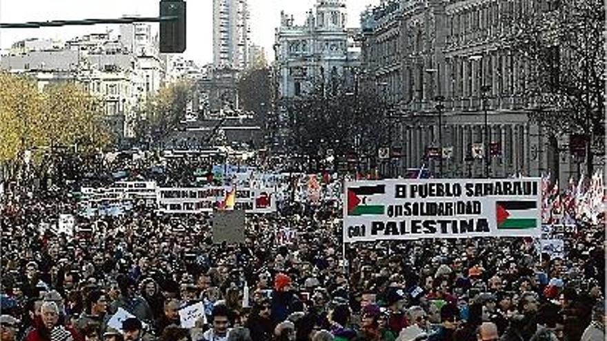 Milers de manifestants, ahir a Madrid, van mostrar la seva solidaritat amb el poble palestí.