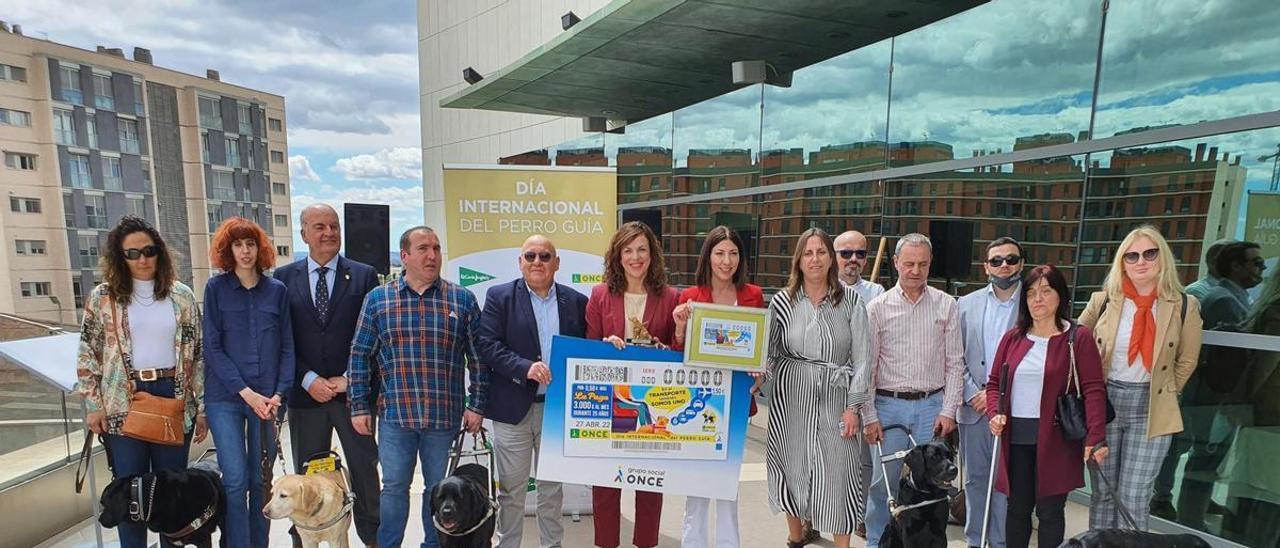 El cupón de la ONCE del próximo 27 de abril presentado en El Corte Inglés de Elche con la ilustración del perro guía