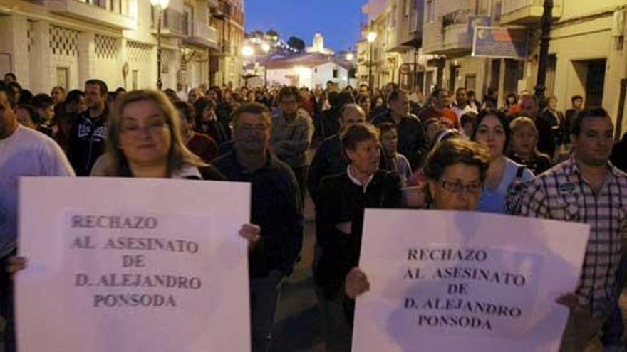 Vecinos del municipio alicantino de Polop de la Marina han convocado esta tarde un acto en recuerdo del ex alcalde popular Angel Ponsoda, asesinado hace ahora tres años cuando accedía a su domicilio.