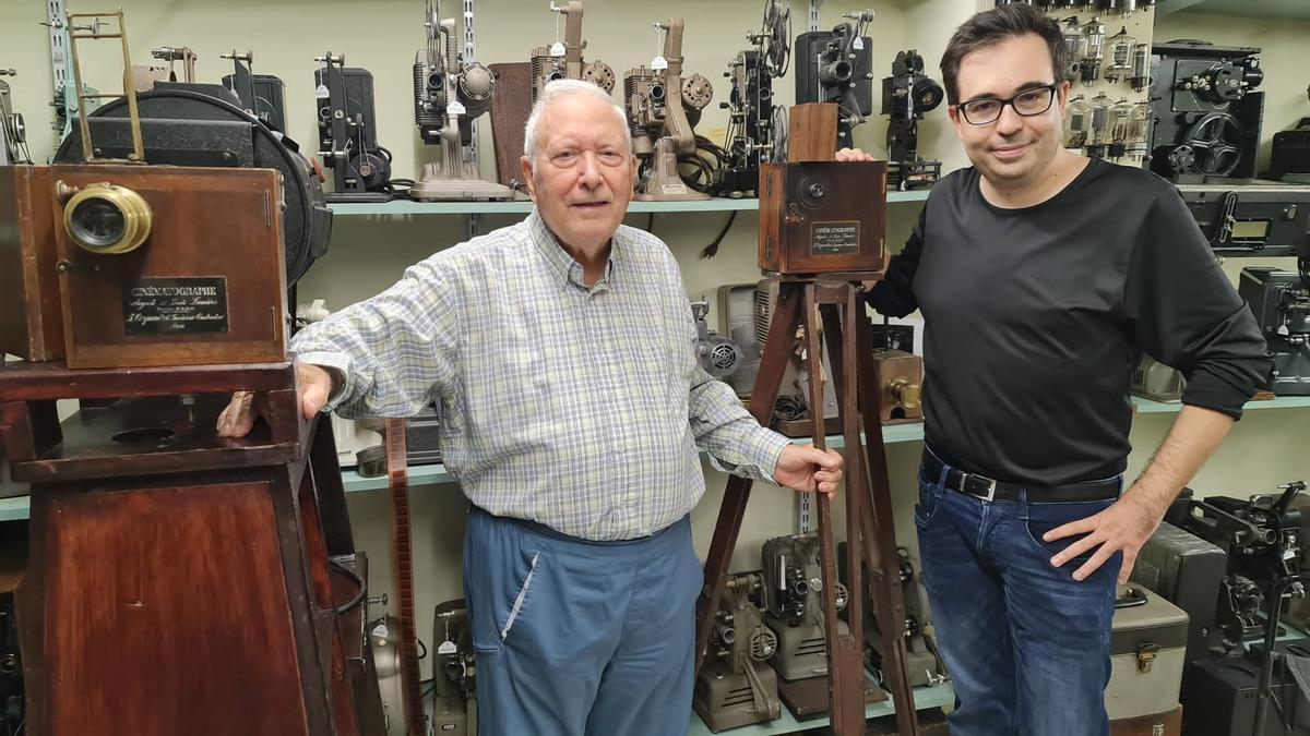 Miguel Herrero Herrero, con el coleccionista Josep M. Queraltó y dos de sus cinematógrafos, en Barcelona