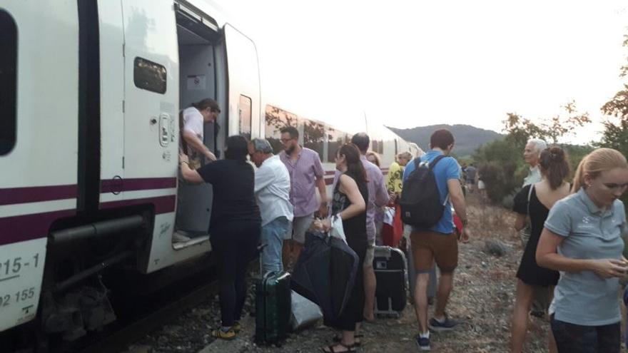 Doscientos pasajeros del tren Madrid - A Coruña viven un infierno en A Gudiña