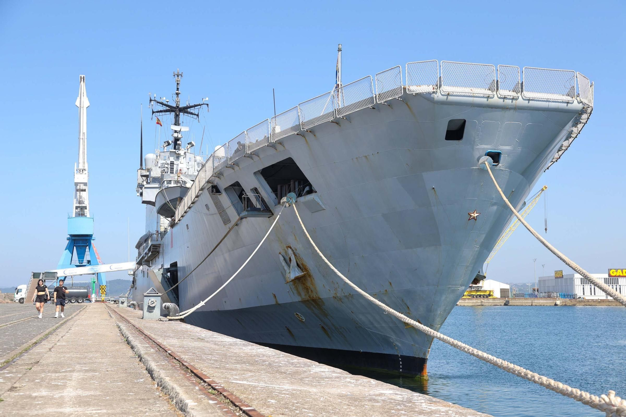 El buque 'San Giorgio', de la Armada de Italia, atraca en A Coruña en una visita no oficial