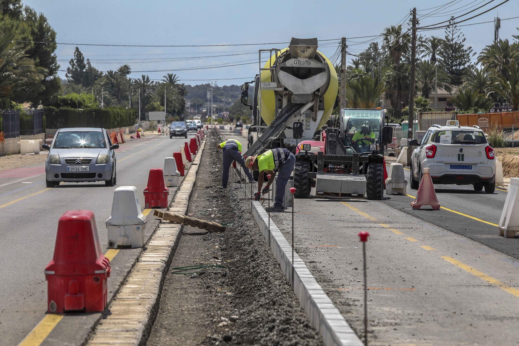 Las obras en el vial entre Elche y Santa Pola aceleran con la extension de la mediana y dos nuevas rotondas