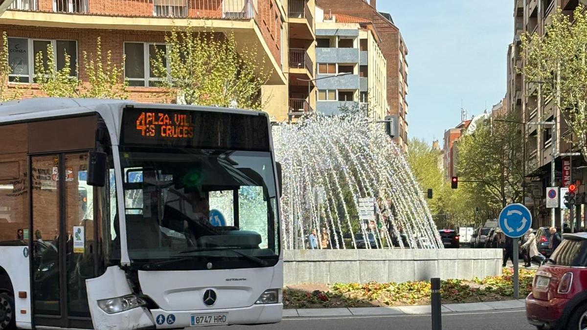 Colisión de un autobús con un coche en la rotonda de Plaza Alemania