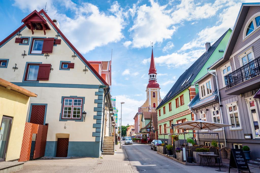 Las bellas calles de Parnu en Estonia