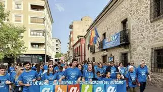 Navalmoral de la Mata se tiñe de azul con la marcha solidaria en favor del Autismo de Aratea