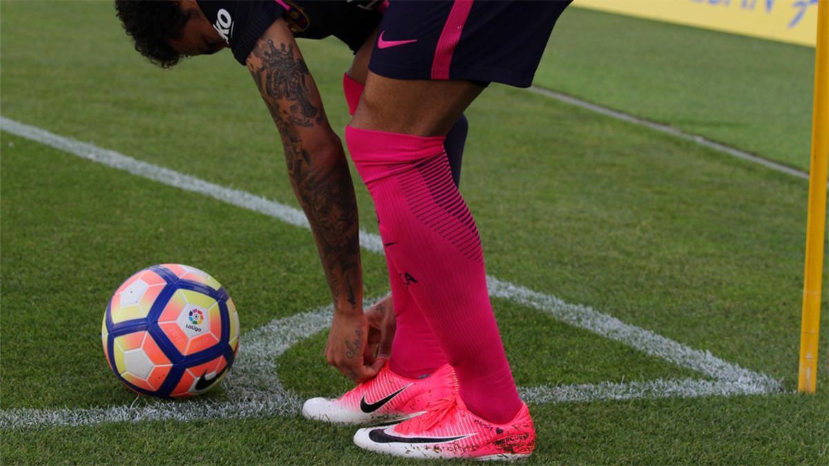 Neymar Jr. se ató las botas en un córner