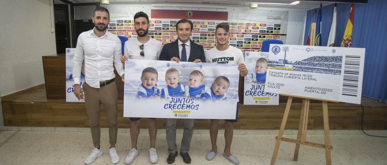 Los jugadores Diego Benito y Nani, ayer, junto al director deportivo Portillo y el presidente Parodi, en la presentación de la nueva campaña de abonos del Hércules.