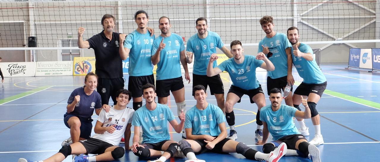 Cuerpo técnico y jugadores del UBE L’Illa-Grau celebran una de las victorias logradas en el pabellón Ciutat Esportiva.