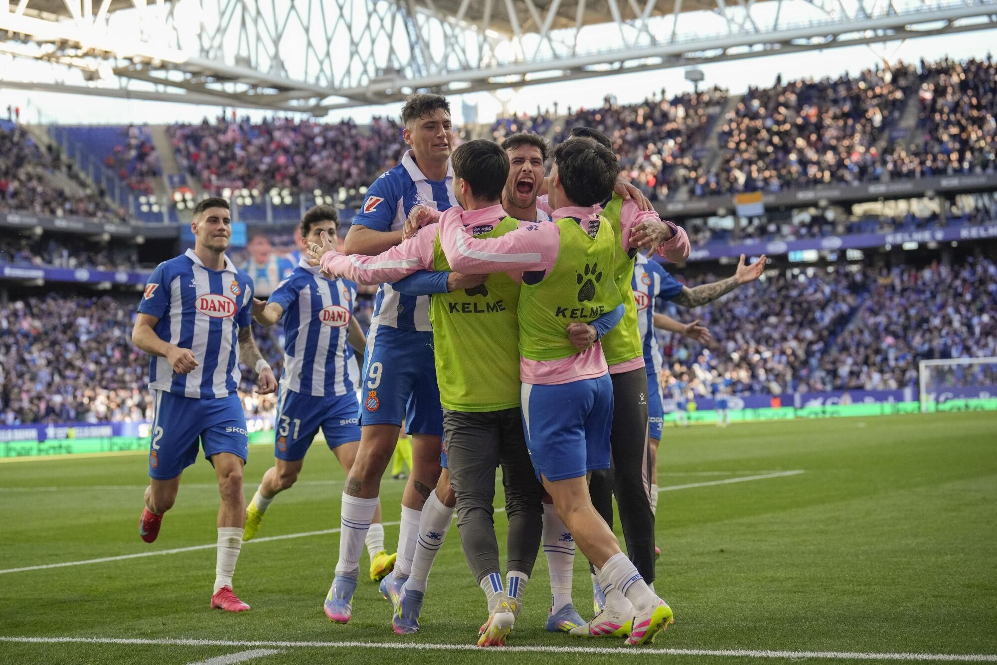 CORNELLÁ DE LLOBREGAT (BARCELONA), 29/03/2025.-Los jugadores del RCD Espanyol celebran el gol de Javier Puado contra el Atlético de Madrid, durante el partido de la jornada 29 de LaLiga entre el RCD Espanyol y el Atlético de Madrid, este sábado en el RCDE Stadium en Cornellá de Llobregat (Barcelona).- EFE/ Alejandro Garcia