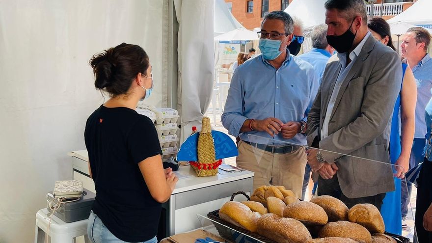 El presidente de la Diputación y alcalde de Rincón de la Victoria, Francisco Salado, y el vicepresidente primero y responsable de Sabor a Málaga, Juan Carlos Maldonado, recorren el mercado Sabor a Málaga de Rincón de la Victoria.