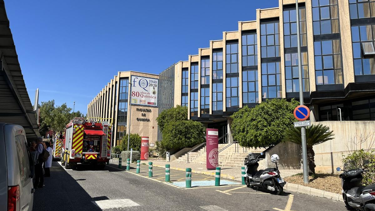 Un vehículo de los bomberos, frente a la Facultad de Química este miércoles.