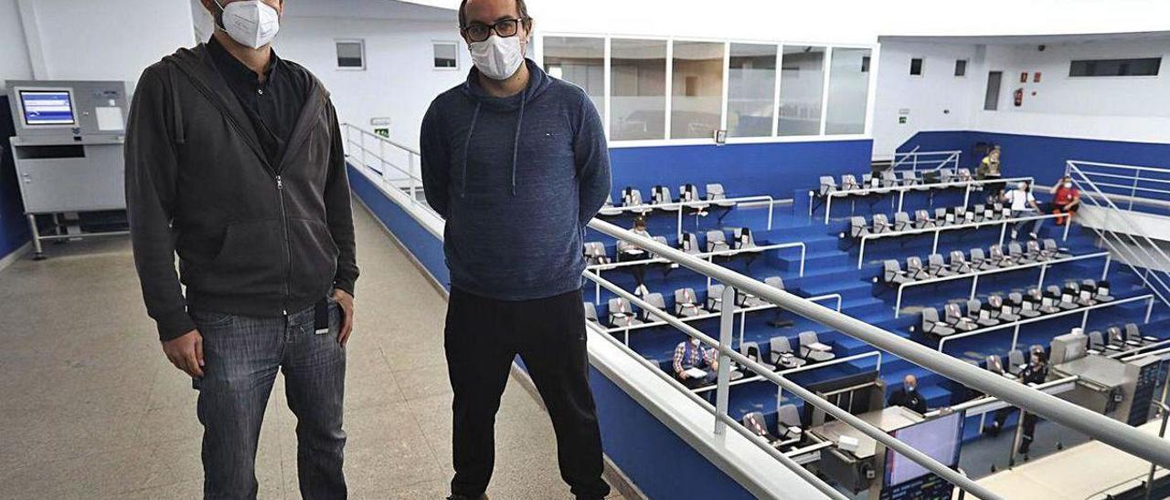 Bruno Iñarra y David San Martín, ayer, en la rula de Avilés, observando la cancha.