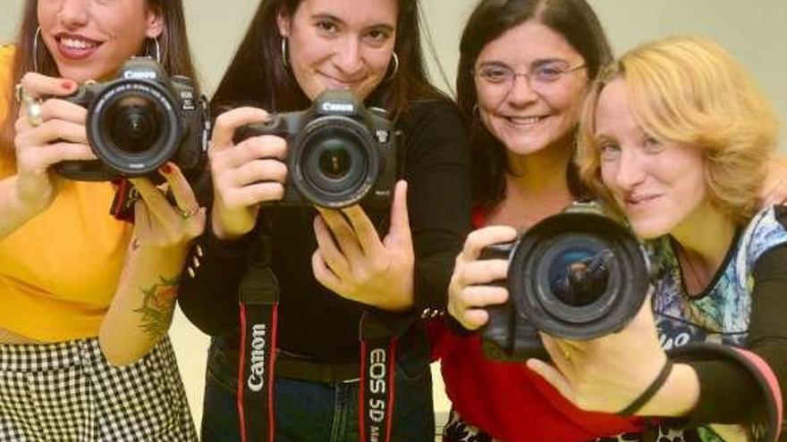 Carme da Silva entre tres de las fotógrafas participantes. // R. Vázquez