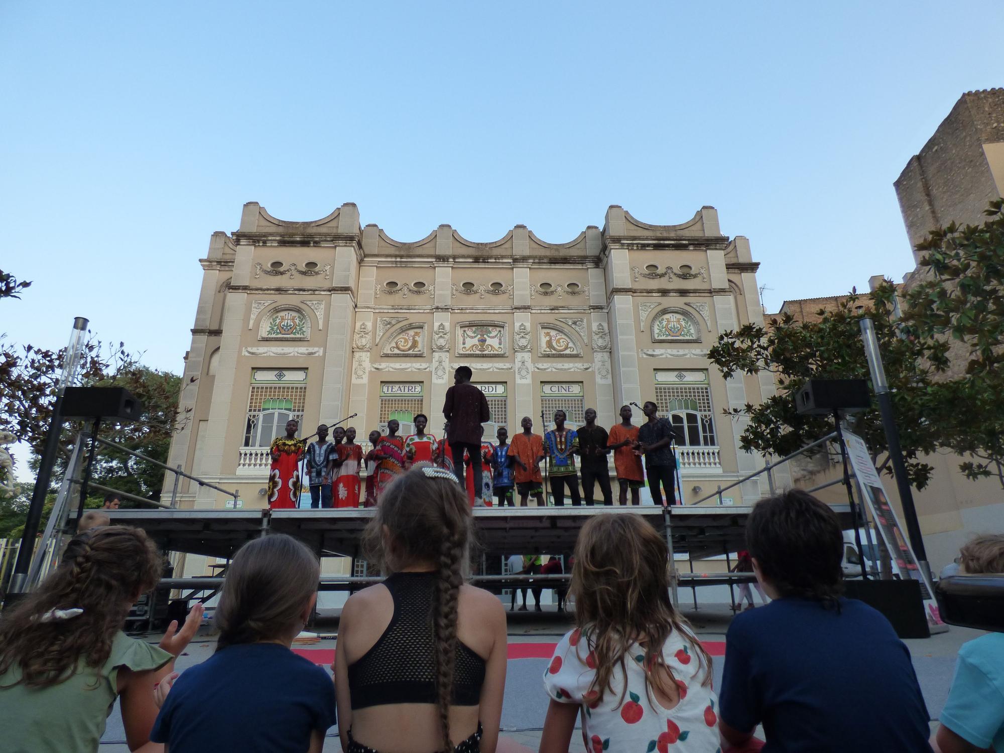 Actuació musical i circense de Nzuri Daima a Figueres