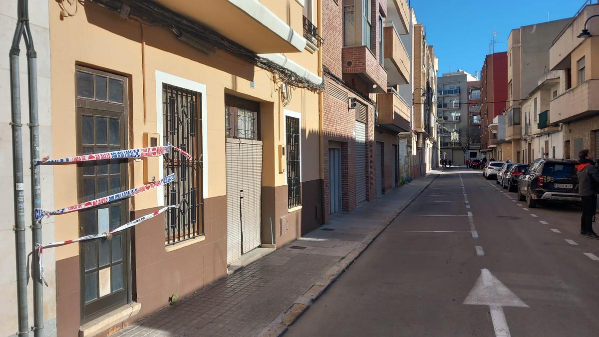 La casa de Quart precintada después de que se haya derrumbado parte del techo.