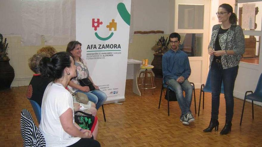 Laura Manteca, de pie, durante un seminario informativo impartido en la ciudad.