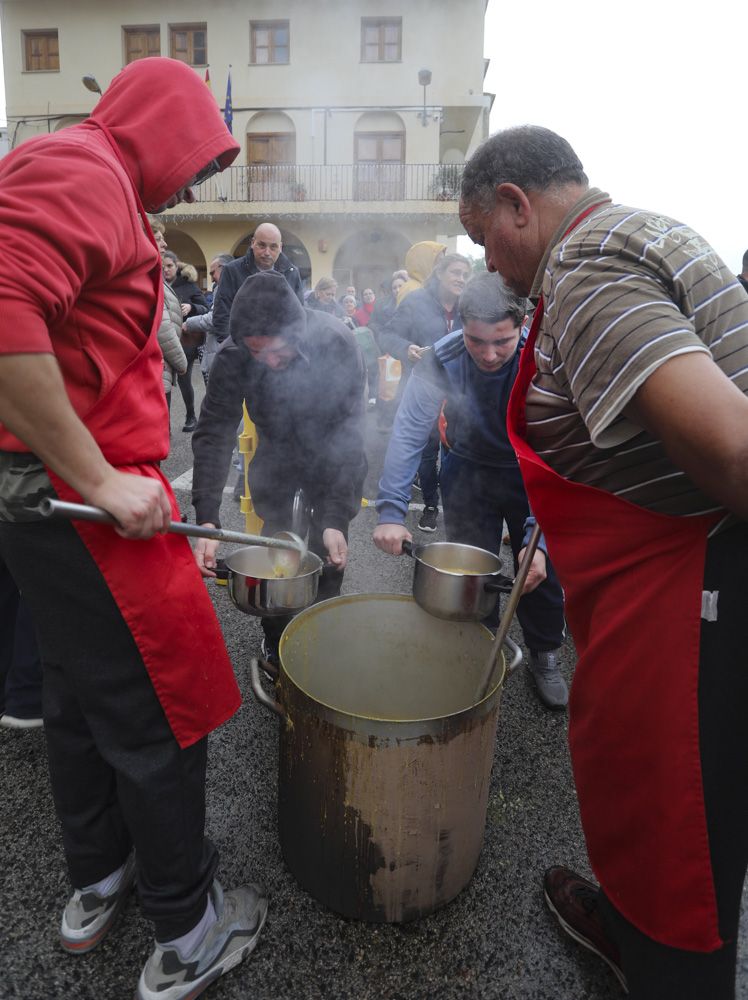 Reparto de calderas en Albalat dels Tarongers en día de su patrona.