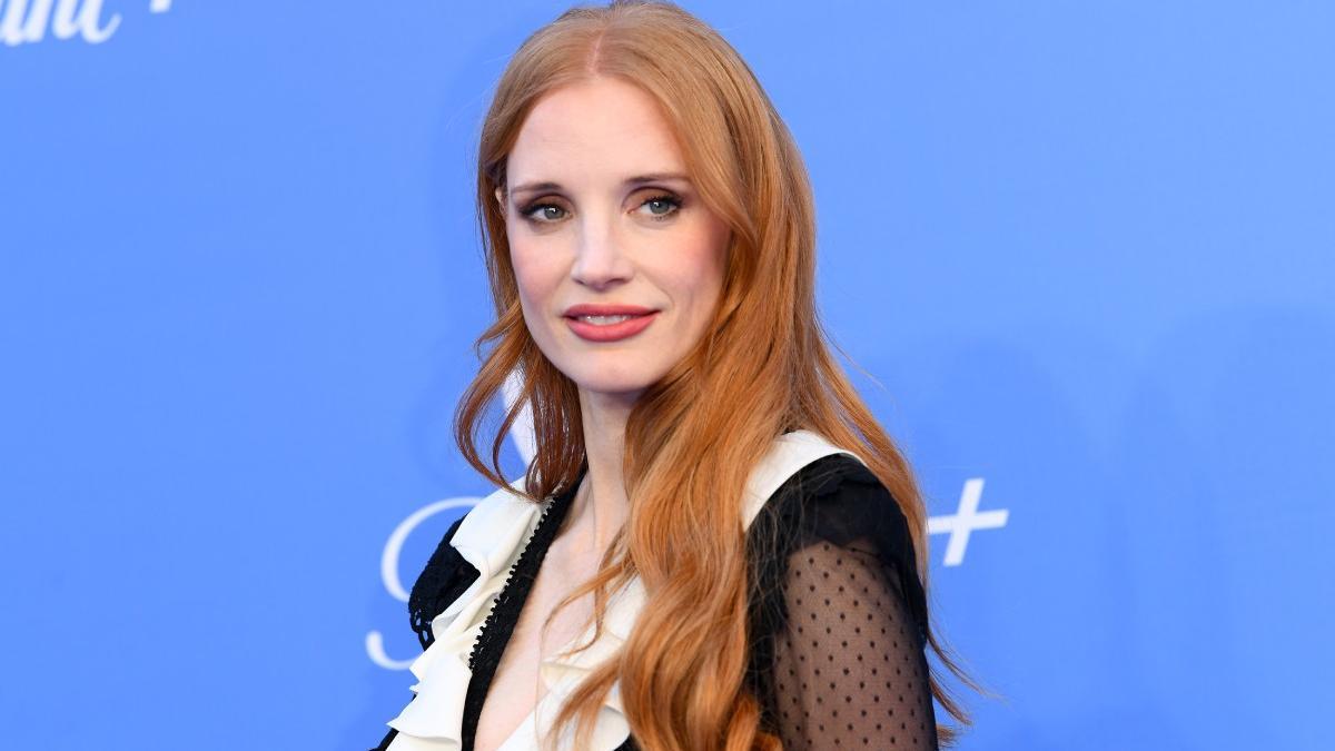 Jessica Chastain tiene la solución para combinar 'plumetti' con transparencias