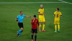 El delantero de España Álvaro Morata (c) se lamenta tras una ocasión fallada ante Suecia.