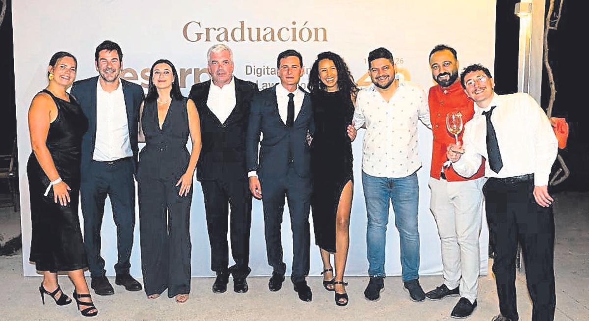 Ponentes del máster con alumnos y acompañantes.