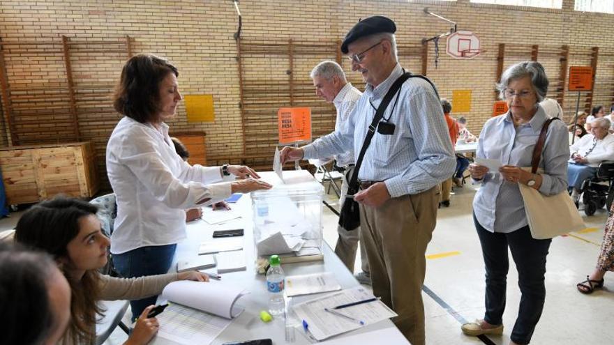 Un hombre votando el pasado 28 de mayo en Pontevedra. |   // G. SANTOS