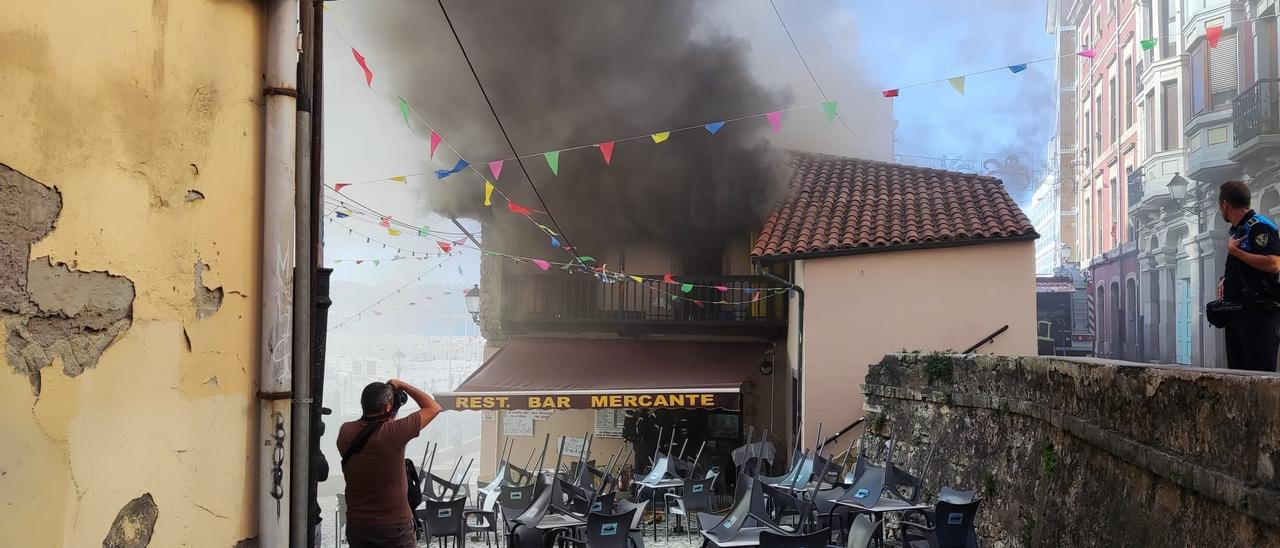 "Estábamos comiendo y cuando nos quisimos dar cuenta todo olía a quemado", así fue el incendio de un bar de la cuesta del Cholo