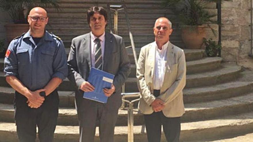 A l&#039;esquerra, el nou cap de la Regió, Jordi Martín, acompanyat del delegat del Govern, Pere Vila, i el d&#039;Interior, Albert Ballesta.