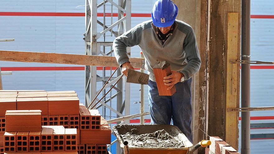 Un albañil trabaja en la construcción de un edificio. | LOZ