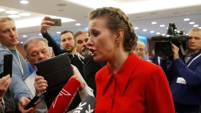 La ‘celebrity’ Ksénia Sobtxak parla amb els mitjans abans d’una roda de premsa anual del president de Rússia, Vladímir Putin.