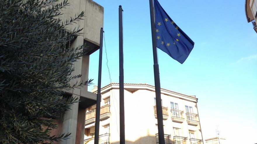 Des de diumenge, només la bandera europea oneja en els tres pals oficials de l&#039;Ajuntament