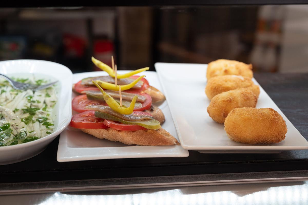 En imágenes | Bar Miguel, en Zaragoza, un sitio 'de toda la vida' con bocadillos de calamares a 3,50 euros: "Comida casera, de la abuela y buena"