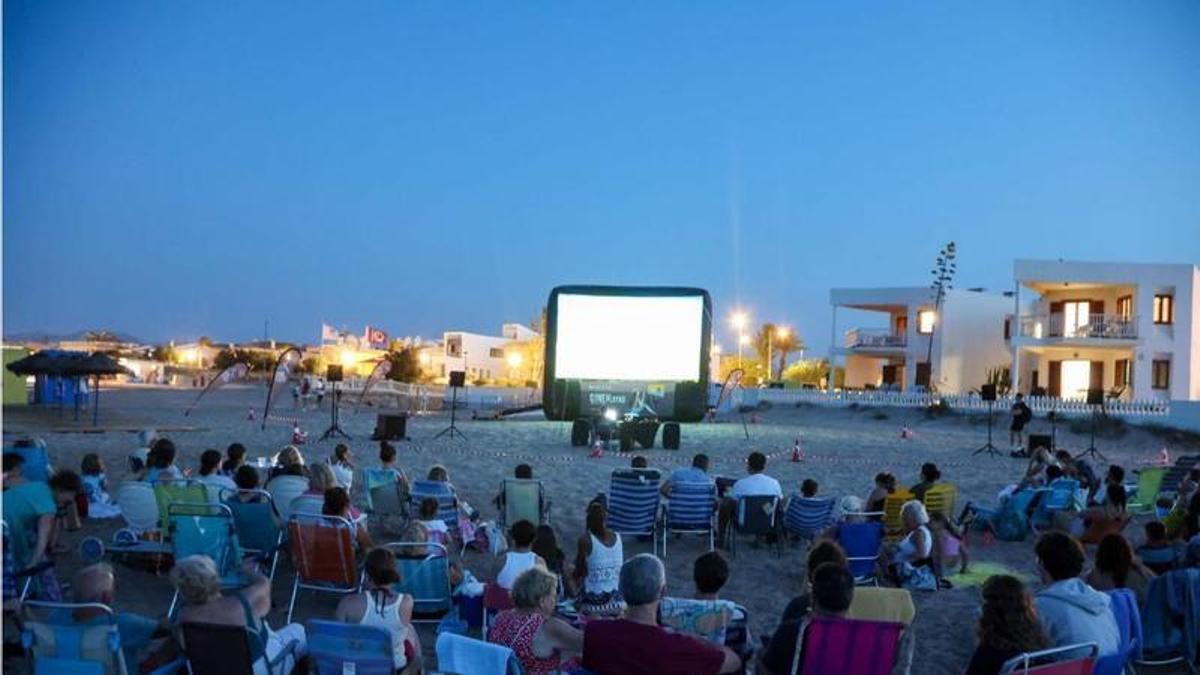 Proyección de una película en la playa, en una imagen de archivo.