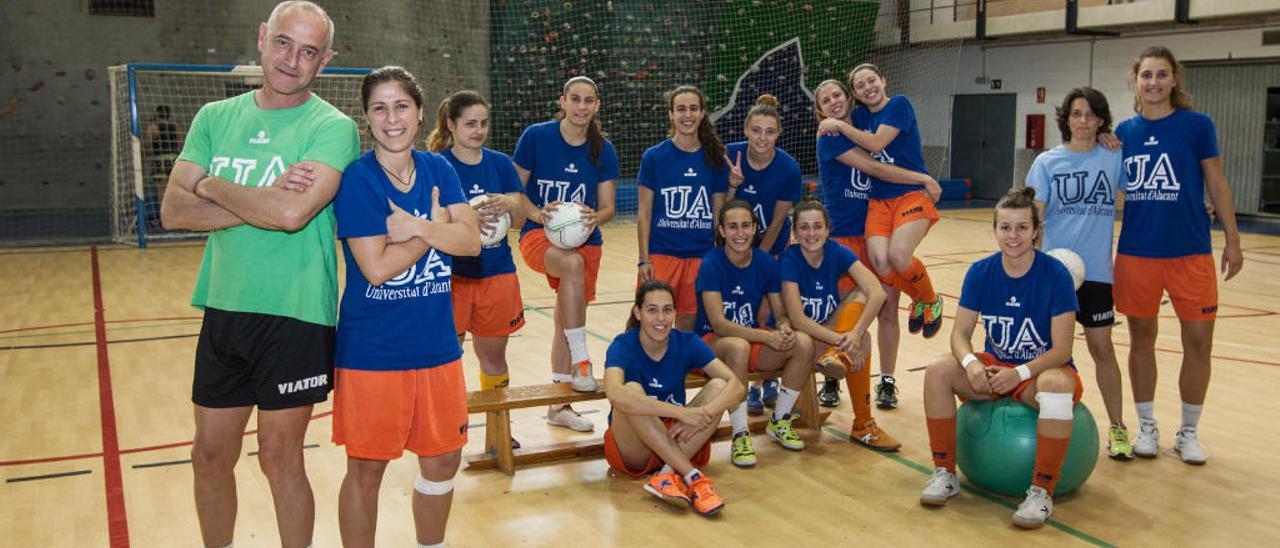 Carlos Navarro y Lorena Rubio, en primer término, antes del entrenamiento de este jueves del futsal UA en el pabellón universitario