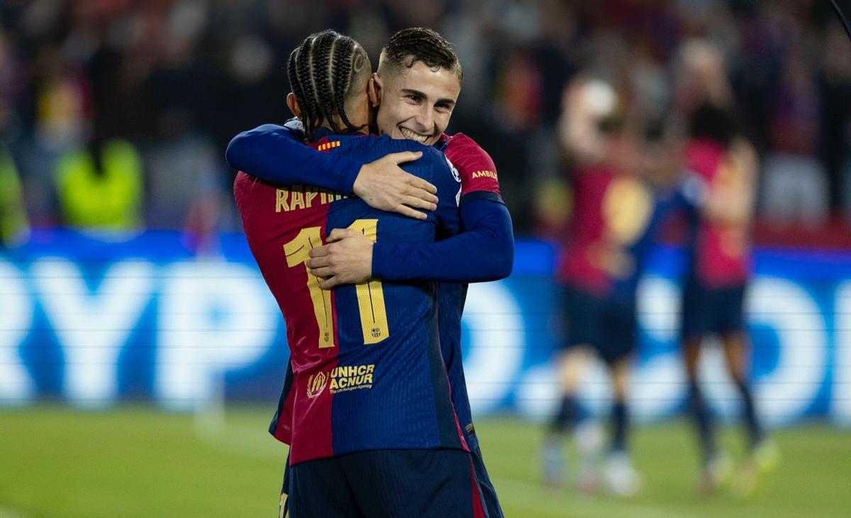 Fermín se abraza a Raphinha en el Barça-Dortmund