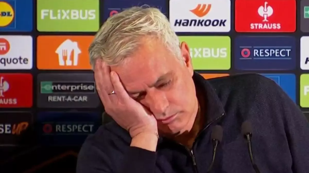Otra m芍s de Mourinho: se pone a dormir en una rueda de prensa