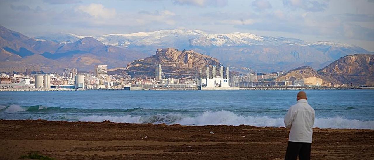 La nieve en Aitana vista desde Urbanova deja estampas dignas de foto.