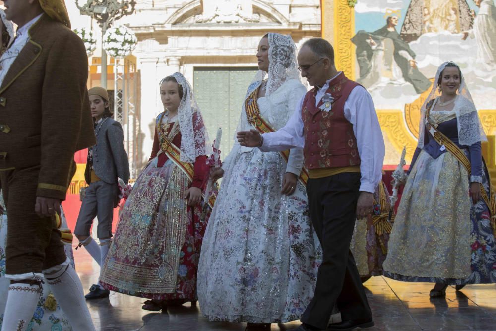 Desfile de las falleras mayores de las diferentes comisiones durante la procesión general de la Mare de Déu dels Desemparats.