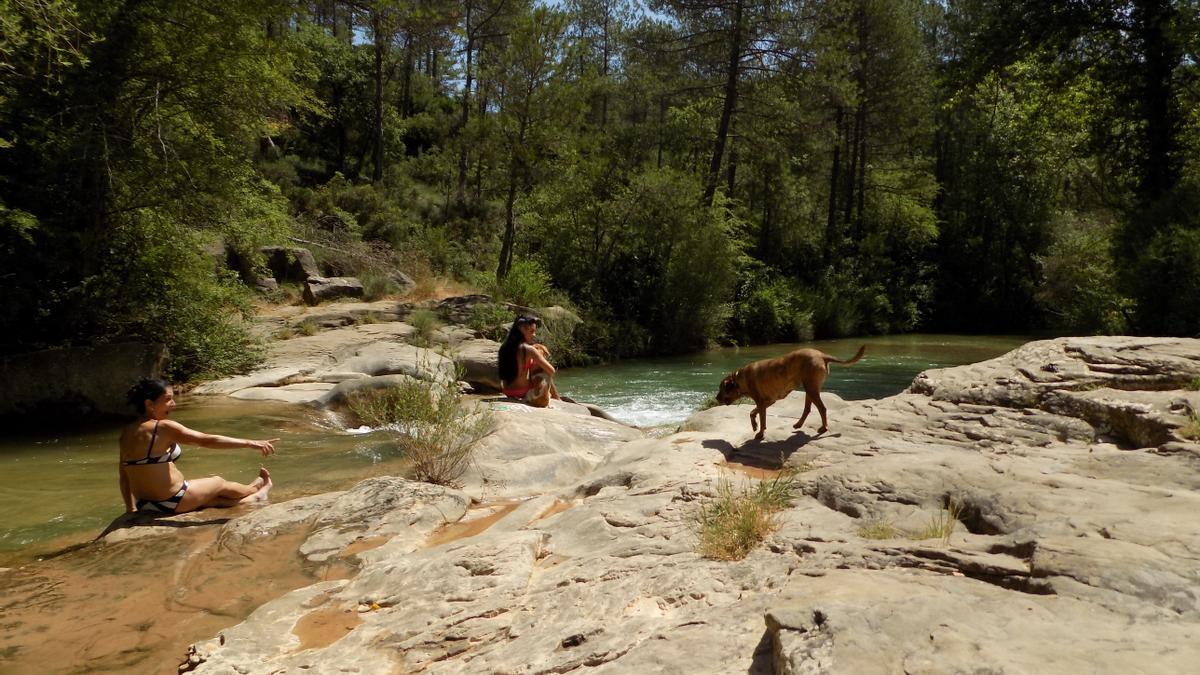 Banyistes a la riera d&#039;Aigua d&#039;Ora