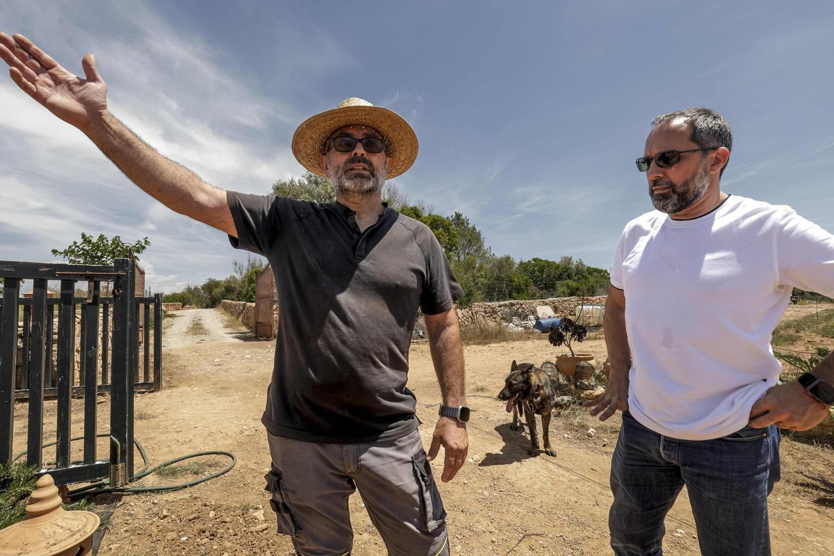 Juan Gil y José Antonio en uno de los terrenos que se verá afectado por las expropiaciones.