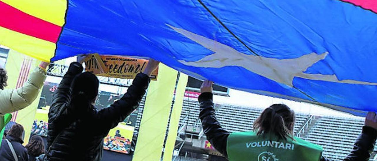 Asistentes en un macroconcierto organizado por ANC en Montjuic.