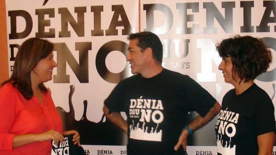 La alcaldesa de Dénia entrega las camisetas de la campaña.