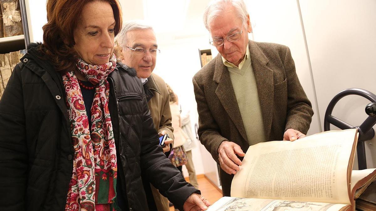 Manuel Ruiz Luque muestra una obra a Ángeles Carreño y a Andrés Ciudad.