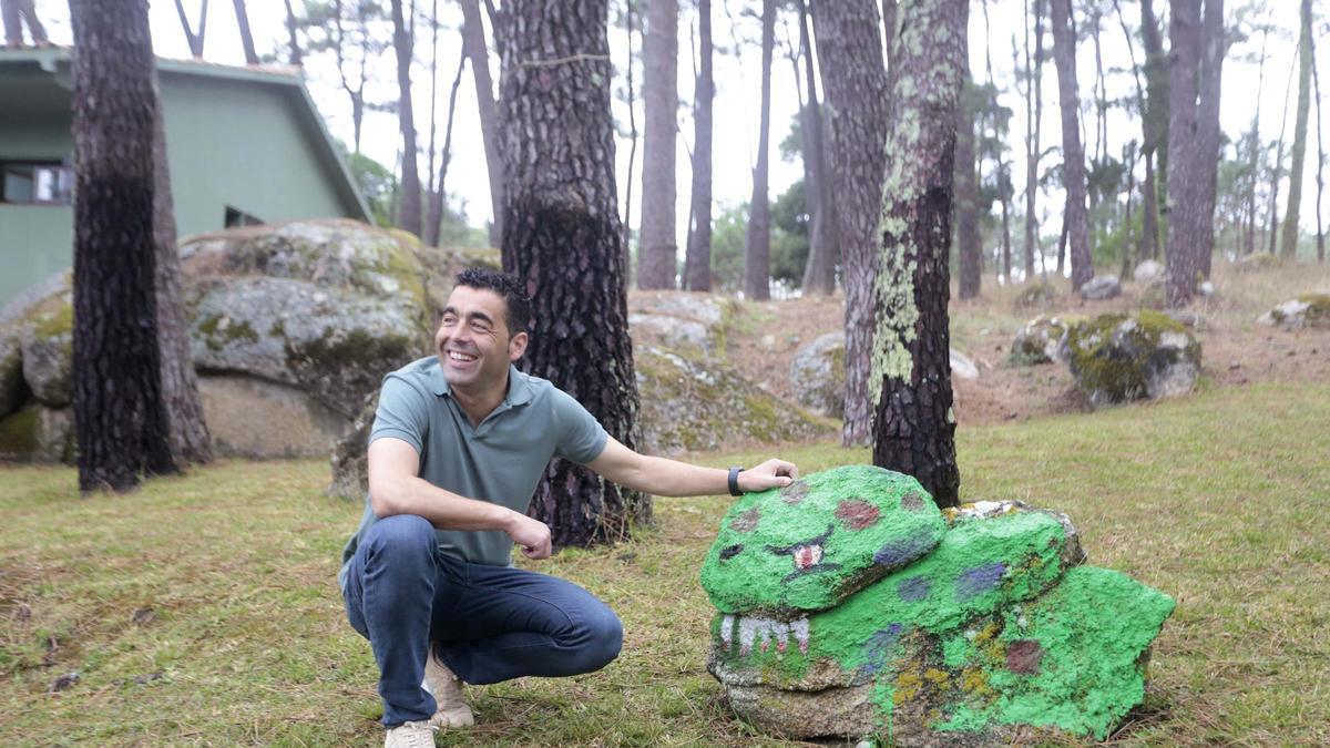 Luis López, el presidente de la Diputación, en los terrenos del centro vacacional que los comuneros reclaman como suyos.