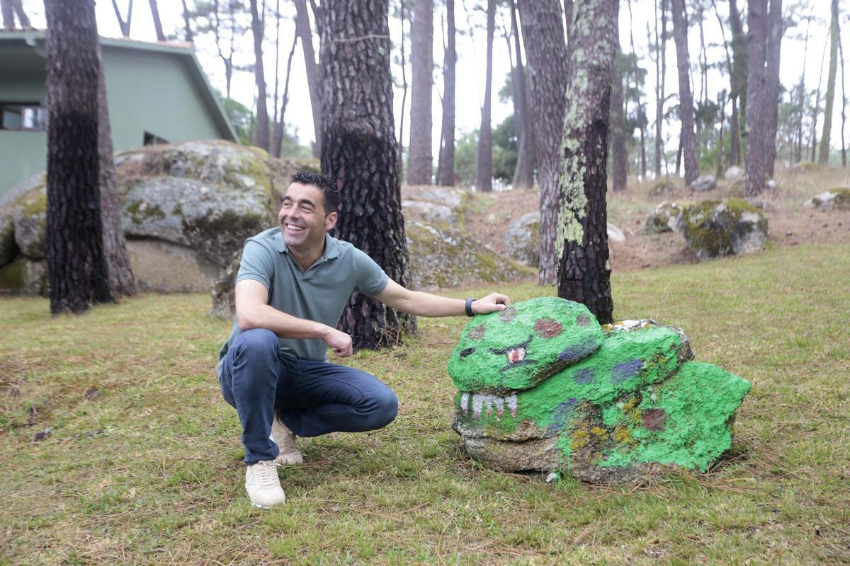 Luis López, el presidente de la Diputación, en los terrenos del centro vacacional que los comuneros reclaman como suyos.