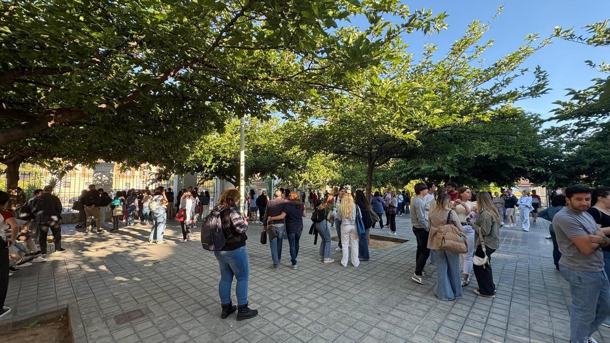 Nervios entre los opositores de Secundaria minutos antes de entrar al primer examen en el IES Misericòrdia, en València.