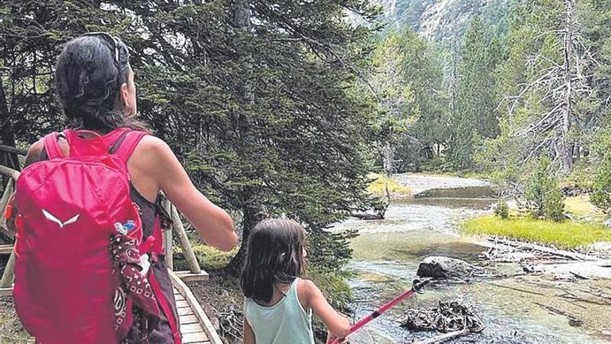 Agnès Setareh, amb la seva filla, fent una excursió a la muntanya.