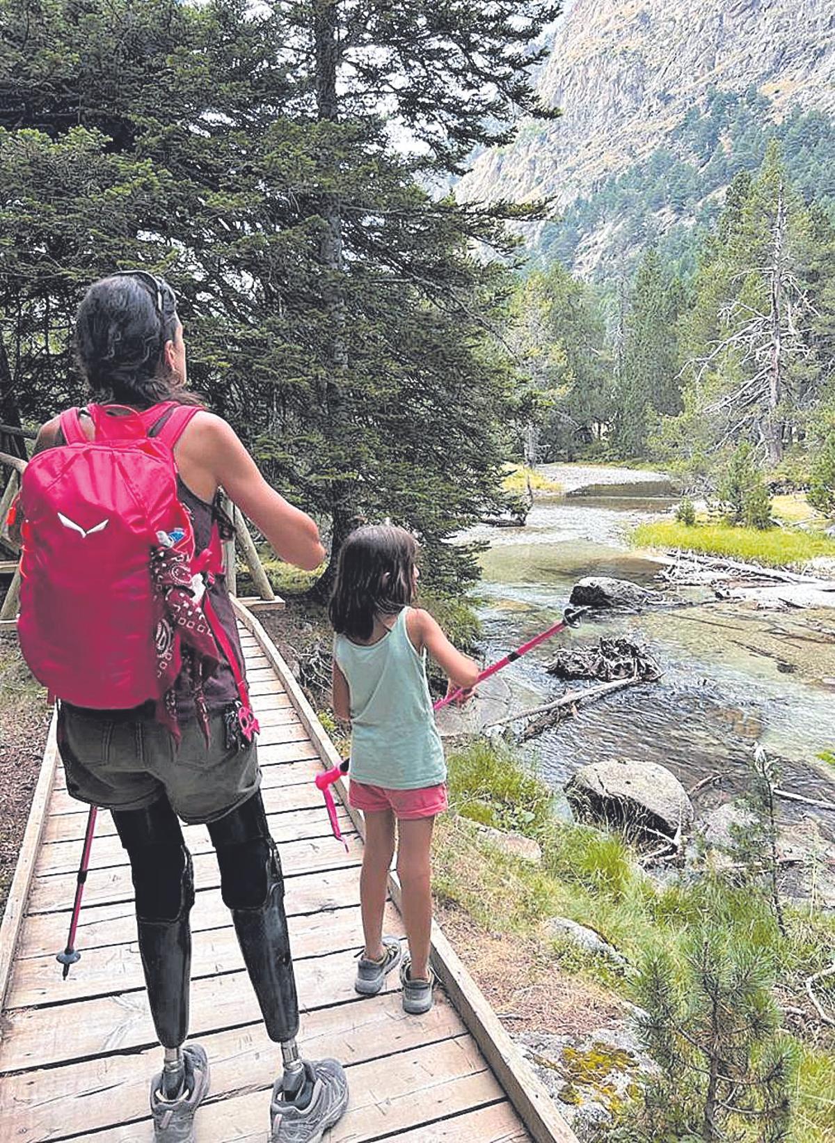 Agnès Setareh, amb la seva filla, fent una excursió a la muntanya.