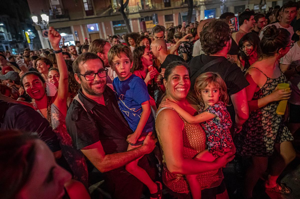 Ambiente nocturno de la Festividad de Santa María, en el barrio de Gràcia